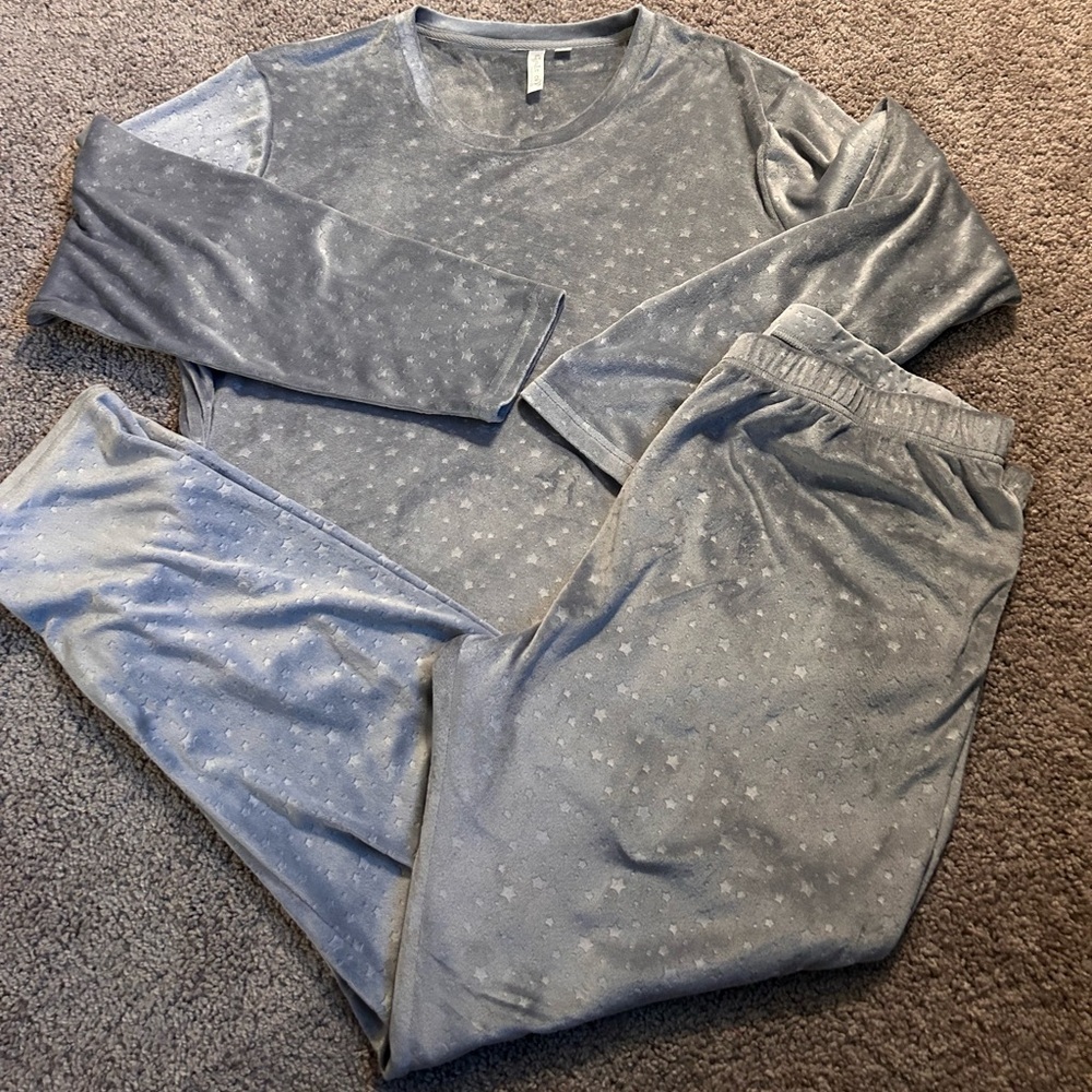Lights Off Nightwear Women’s Gray Lounge Set
Star In Material
 
Size XL